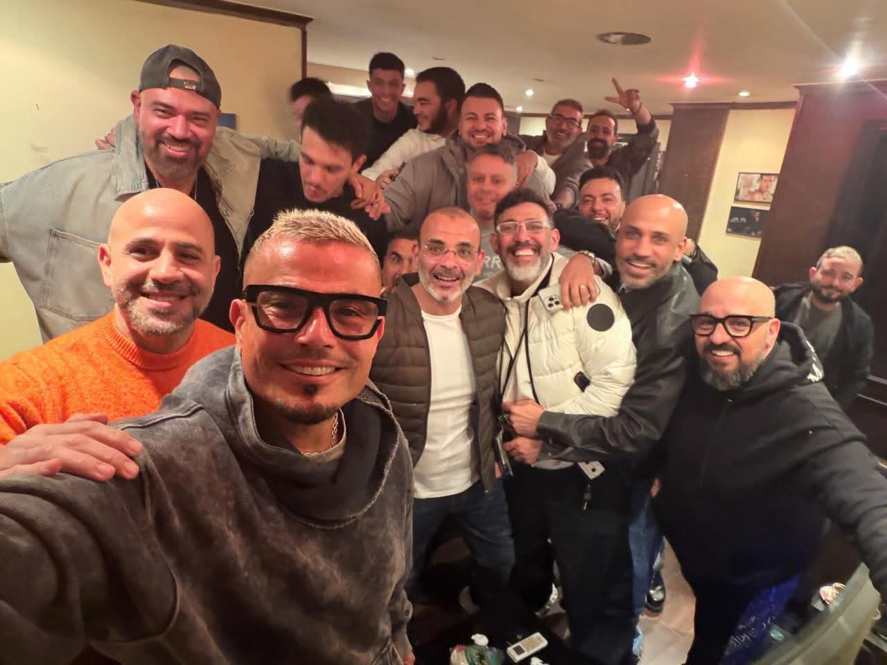 عزيز الشافعي يكشف كواليس «والله أبدًا»: أول أغنية بالفصحى في مشوار عمرو دياب