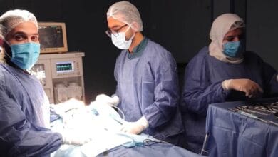 نجاح جراحة دقيقة لإعادة بناء كسور معقدة بالوجه والجمجمة بمستشفى دكرنس العام
