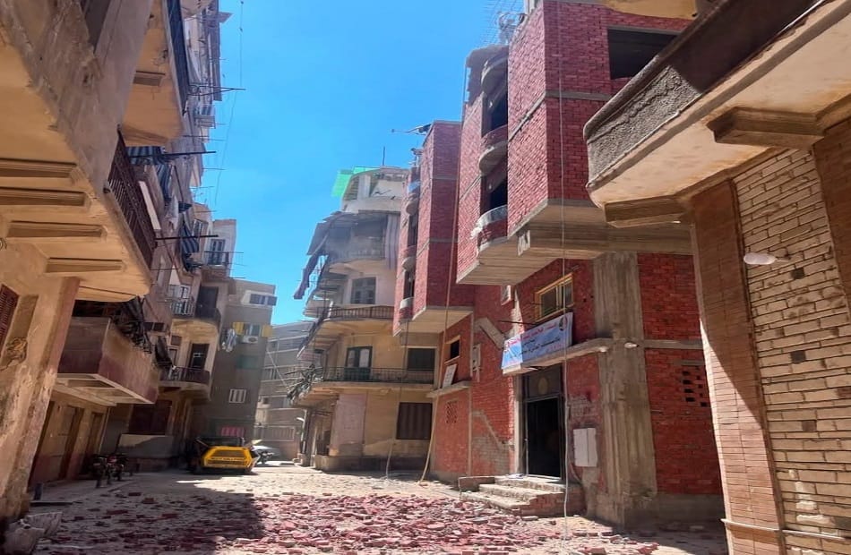 نائب محافظ القاهرة يتابع إزالة بناء مخالف بحي الوايلي