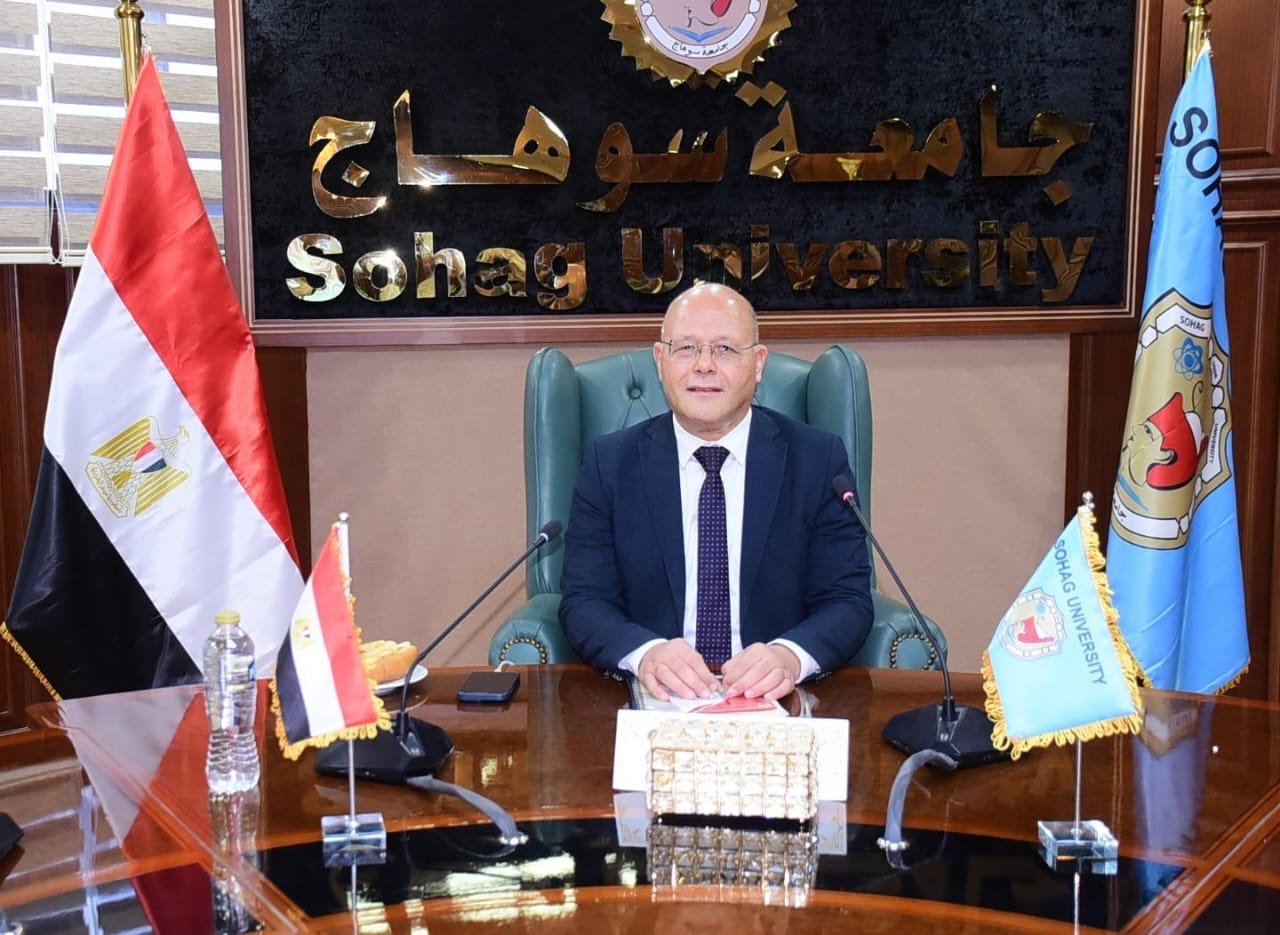 رئيس جامعة سوهاج يعتمد العلاوة التشجيعية لـ 512 عاملاً
