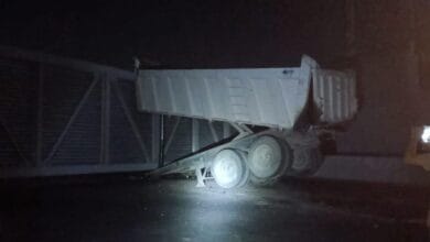 سقوط كوبري مشاة بطريق ميت غمر-بنها بعد اصطدام سيارة نقل ثقيل
