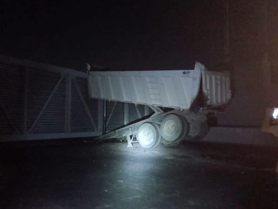 سقوط كوبري مشاة بطريق ميت غمر-بنها بعد اصطدام سيارة نقل ثقيل